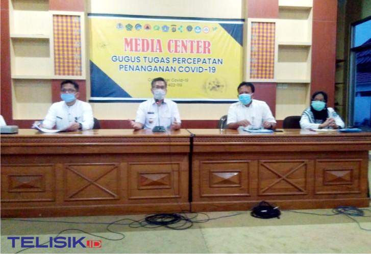 Wali Kota Kendari (ke dua kiri) di dampingi Kepala Bulog Divre Sultra, Erwin Tora (ke dua kanan) saat konferensi Pers di media center COVID-19 Kota Kendari. Foto: Sumarlin/Telisik