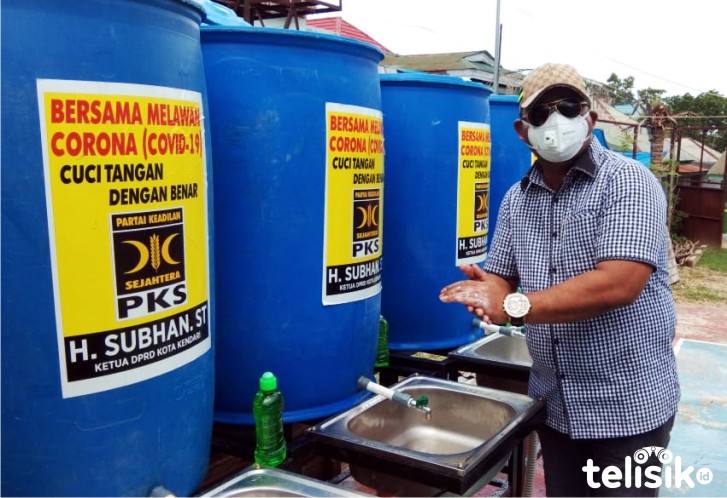 Ketua DPRD Kendari, Subhan saat menyiapkan pembagian alat pencuci tangan. Foto: Kardin/Telisik