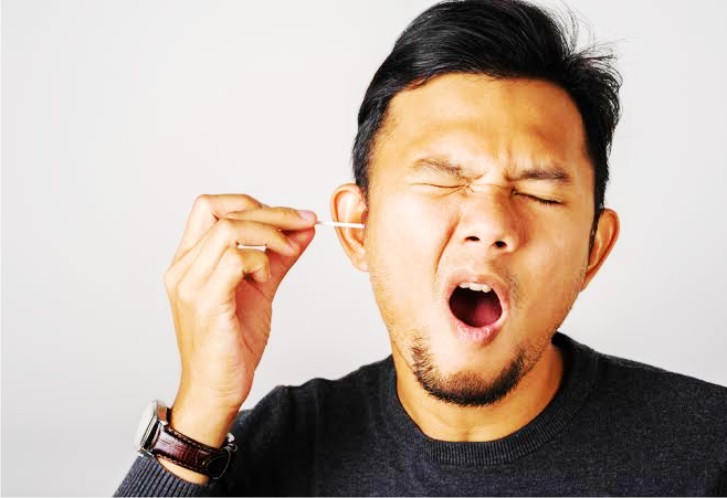 Membersihkan telinga ternyata bisa membatalkan puasa. Foto: Halosehat.com