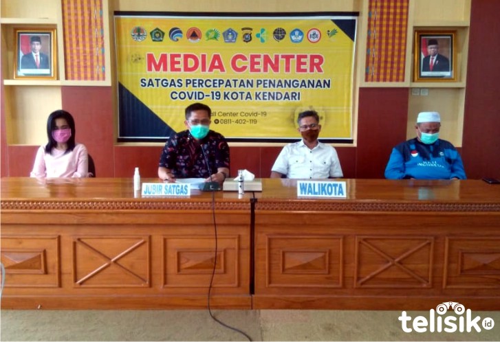 Juru Bicara Satgas COVID-19 Kota Kendari, dr. Alghazali Amirullah. (kedua dari kiri). Foto: Musdar/Telisik