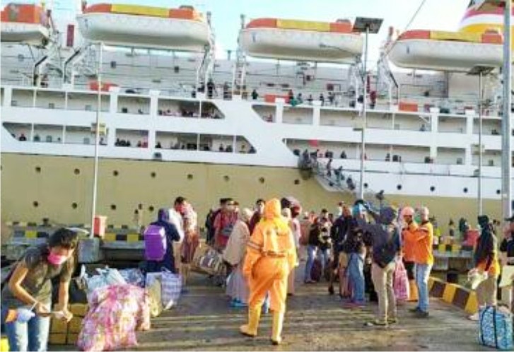 KM Lambelu saat sandar di Pelabuhan Murhum Baubau. Foto: Ist.