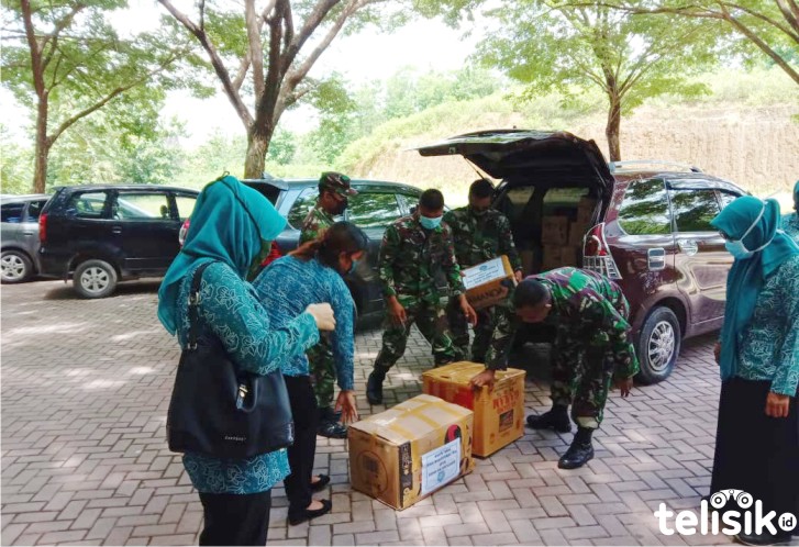 Personil TNI membantu penyaluran APD. Foto: Naryo/Telisik