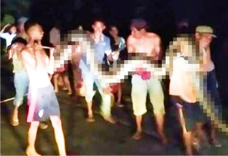 Warga Desa Lagadi Kecamatan Lawa saat menangkap ular piton sepanjang delapan meter. Foto: Ist