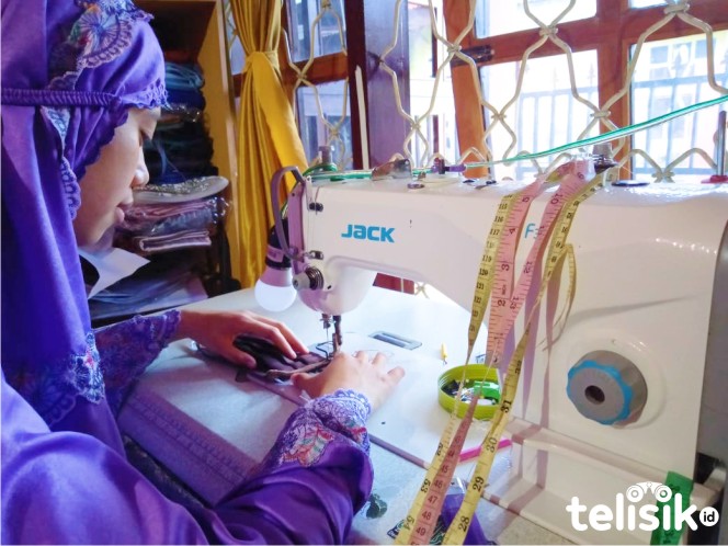 Ketgam: Ummu Fatih, salah satu pelaku usaha jahit rumahan yang menerimanya orderan dan pembuatan masker kain Foto: Fitrah Nugraha/Telisik