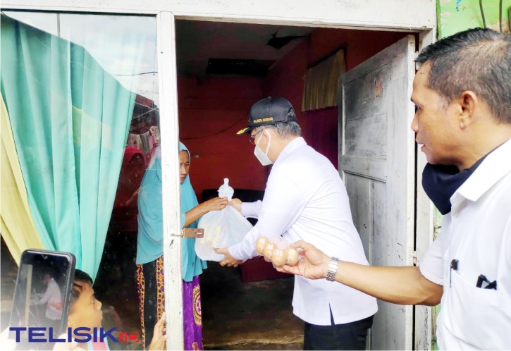 Wali Kota Kendari, Sulkarnain Kadir saat membagikan sembako di rumah warga kurang mampu. Foto: Musdar/Telisik