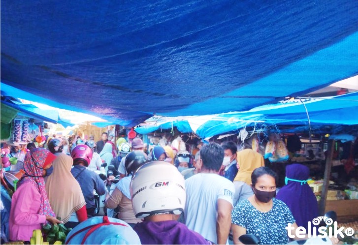 Aktivitas di Pasar Sentral Kendari, dimana warga berkerumun dan mengabaikan physical distancing. Foto: Ibnu Sina Ali Hakim/Telisik
