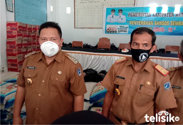 Bupati Muna, LM Rusman Emba bersama Kadinsos, La Kore. Foto: Naryo/Telisik