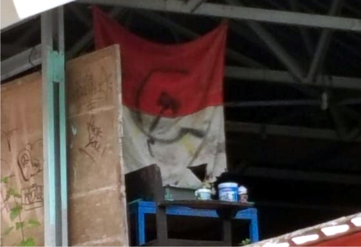 Bendera Indonesia yang bergambar palu arit berkibar disalah satu UKM mahasiswa di Universitas Hasanuddin Makassar. Foto: Dok Unhas