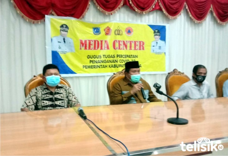 Jubir Satgas COVID-19 Muna, dr La Ode Abdul Wahid Agigi bersama Bupati Muna, LM Rusman Emba mengumumkan tiga pasien yang sembuh. Foto : Naryo/Telisik