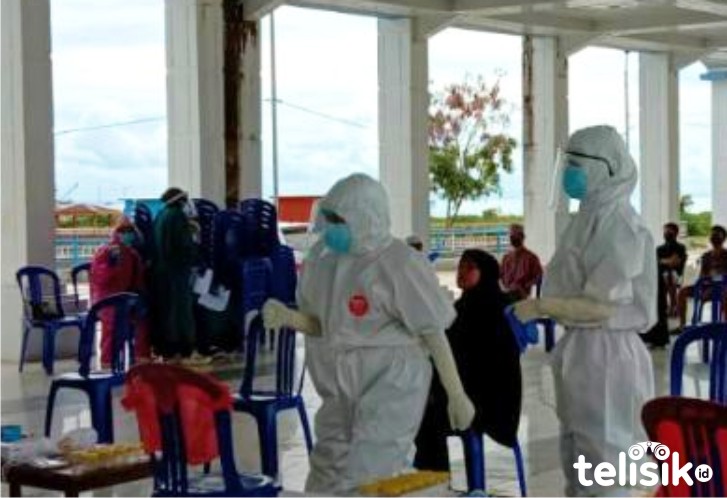 Pengambilan sampel uji swab di Bombana. Foto: Hir/Telisik