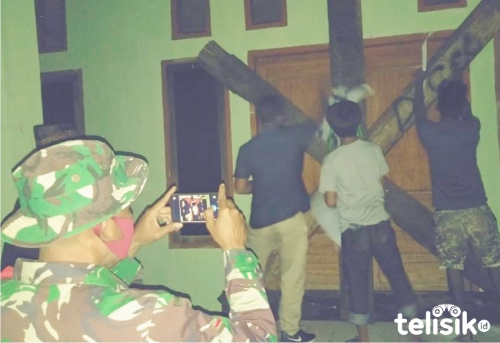 Camat Kontukowuna, La Inpres membuka segel Balai Desa Bahutara. Foto: Naryo/Telisik