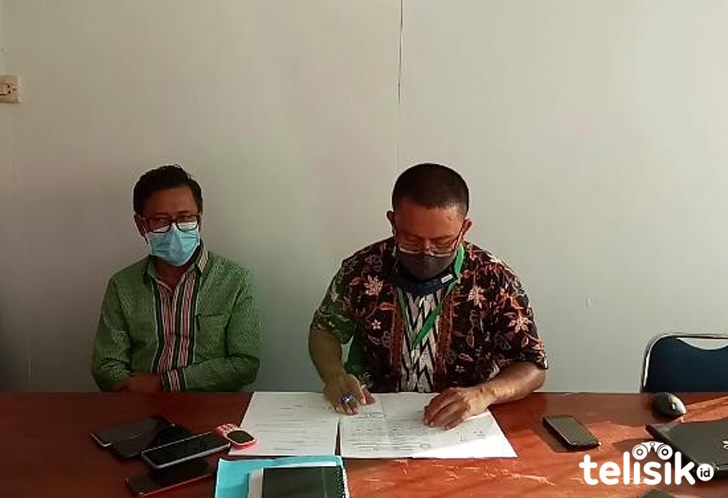 dr Lukman bersama dr Wahyu saat konferensi pers di Sekber TG Satgas Kota Baubau. Foto: Ridwan/Telisik