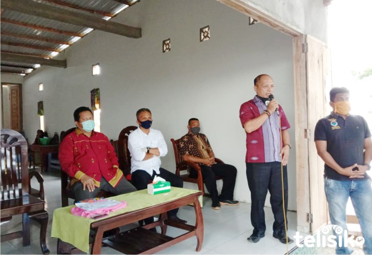 Kepala DPMD Muna, Rustam bersama Bupati, LM Rusman Emba. Foto: Naryo/Telisik
