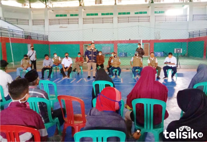 Bupati Muna, LM Rusman Emba melaunching penyaluran BST Kemensos. Foto: Naryo/Telisik