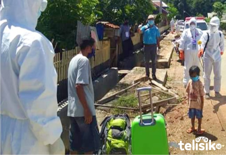 Suasana penjemputan puluhan warga untuk dikarantina di Rumah Susun Lantawua, Bombana. Foto: Hir/Telisik