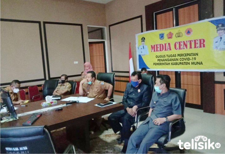 Bupati Muna, LM Rusman Emba menggelar vicon bersama KPK. Foto: Naryo/Telisik