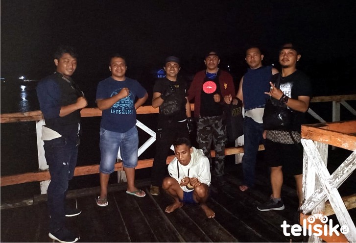 Suasana saat Satuan Buser Reskrim Polres Buton Utara berhasil meringkus pelaku di tempat persembunyiannya. Foto: Ist.