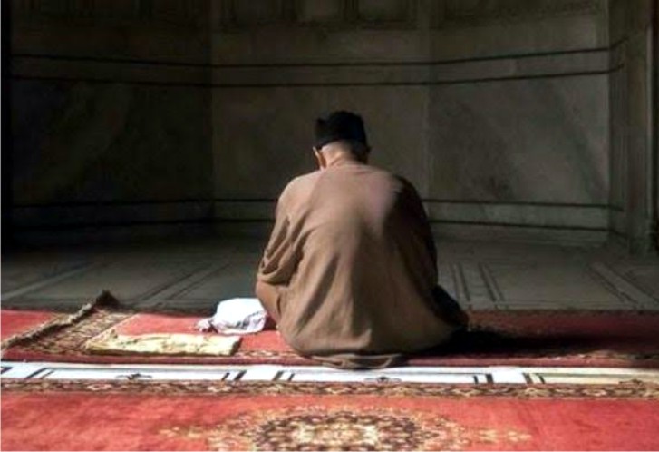 Seseorang sedang melakukan itikaf untuk mendapatkan malam lailatul qadar. Foto: Repro Islamudina.com