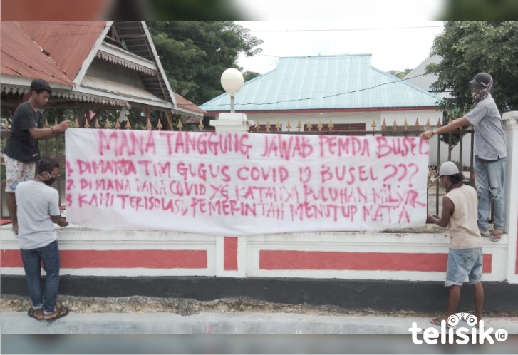 Warga Kecamatan Sampolawa, Buton Selatan, memasang spanduk di depan Kantor Camat Sampolawa, menuntut bantuan dan perhatian dari Pemda bagi mereka yang terdampak wabah COVID-19. Foto: ist