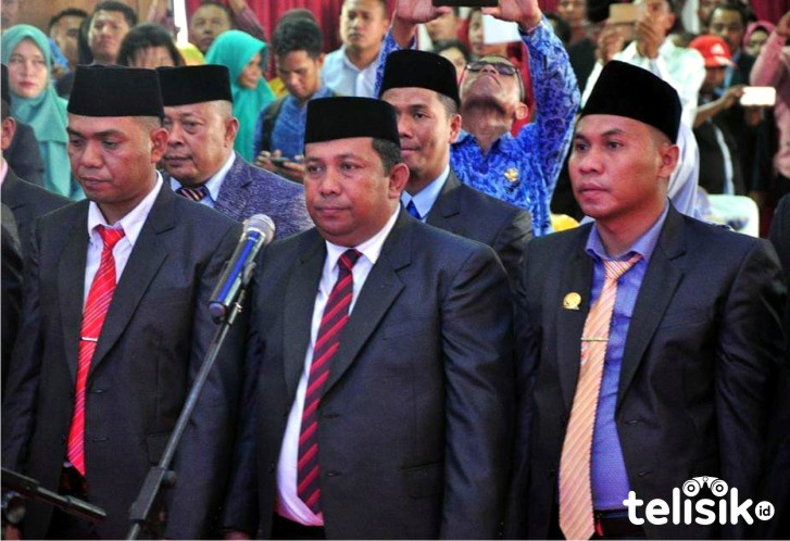 Anggota DPRD Buton Selatan (Busel), partai Hanura, La Ishaka (tengah) saat berada pada acara resmi. Terlihat ketua DPRD Busel, La Ode Armada (kanan) dan salah satu anggota Dapil Sampolawa yang juga Partai Hanura, La Ode Amal. Foto: Ist.