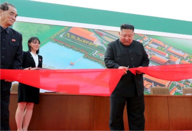 Pemimpin Tertinggi Korea Utara Kim Jong Un menghadiri pembukaan pabrik pupuk di utara Pyongyang, Korea Utara. Foto: KCNA/via Reuters