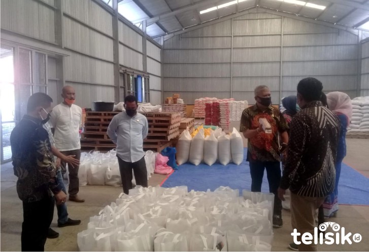 Ketua Komisi III DPRD Buteng, Tasman yang Berada ditengah memakai Warna Abu-abu, lengan panjang Foto: Mutarfin/Telisik