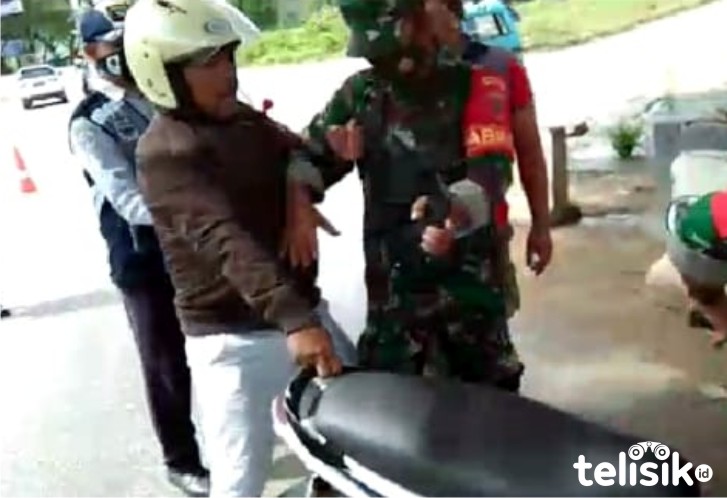 Screen shoot video beredar saat oknum polisi bersitengang dengan penjaga perbatasan. Foto: Muh. Surya Putra/Telisik