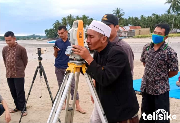 Sejumlah tim pemantau hilal asal Kendari sedang memantau hilal di Pantai Buhari, Kolaka. Foto: Ist.