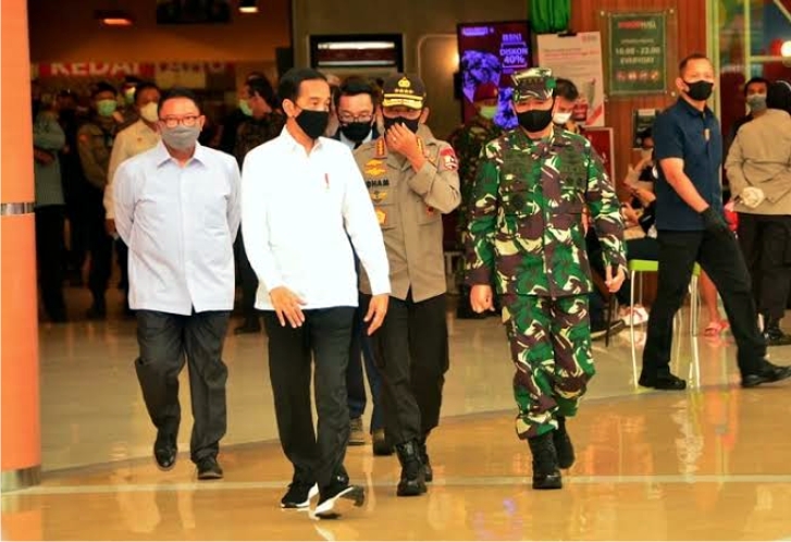 Presiden RI Jokowi dan rombongan dalam memantau persiapan new normal di salah satu pusat perbelanjaan. Foto: Repro Pojoksatu.com