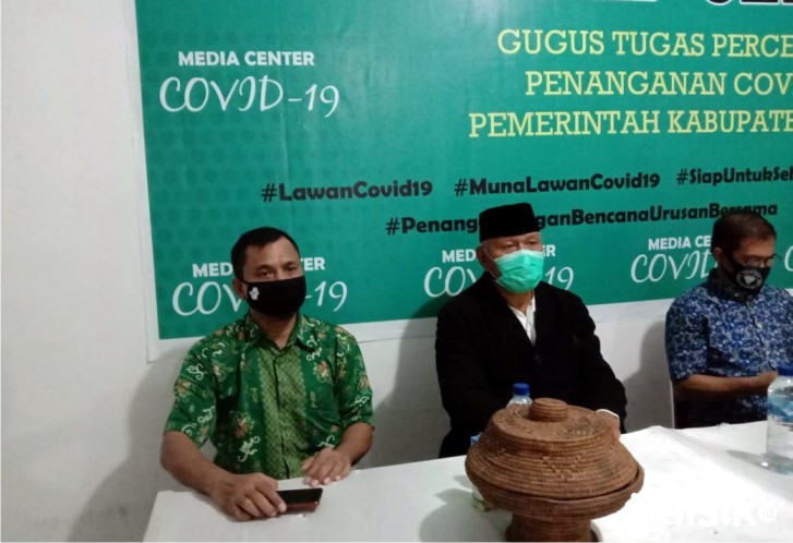 Direktur RS Raha, dr Muhamad Marlin (batik hijau) bersama Kadinkes, La Ode Rimba Sua. Foto: Naryo/Telisik