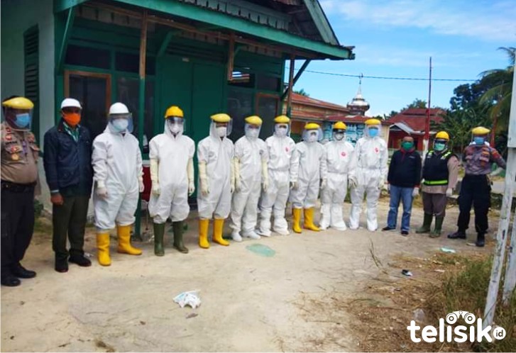 Suasana upacara pemakaman salah satu pasien ODP COVID-19 oleh Tim Gugus Tugas Pemda Buton Selatan. Foto: Deni Djohan/Telisik