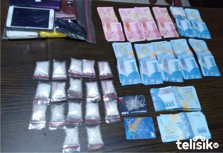 Barang bukti sabu dari jaringan peredaran dan penyalahgunaan narkoba yang melibatkan satu keluarga di Kota Makassar. Foto: Rezki Mas'ud/Telisik
