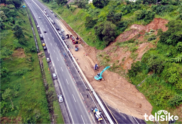 alan Tol Semarang-Solo Km 426+600 arah Jakarta terdampak longsor yang terjadi pada Sabtu (30/5/2020). Foto: Ist.