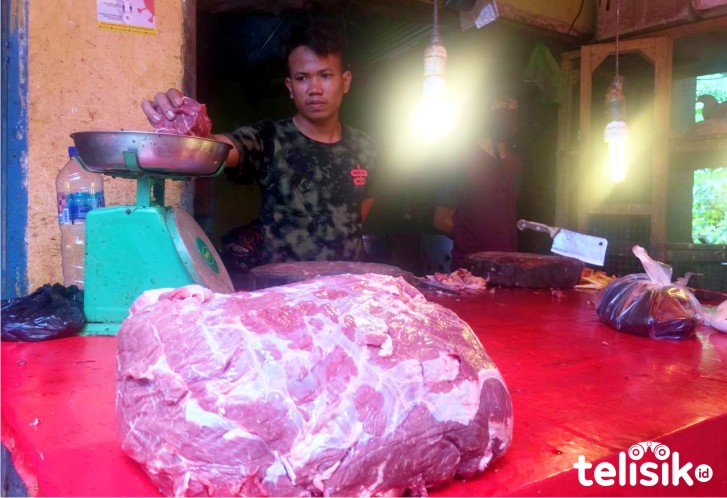 Ismail, pegadang daging sapi di Pasar Panjang Kendari. Foto: Dul/Telisik