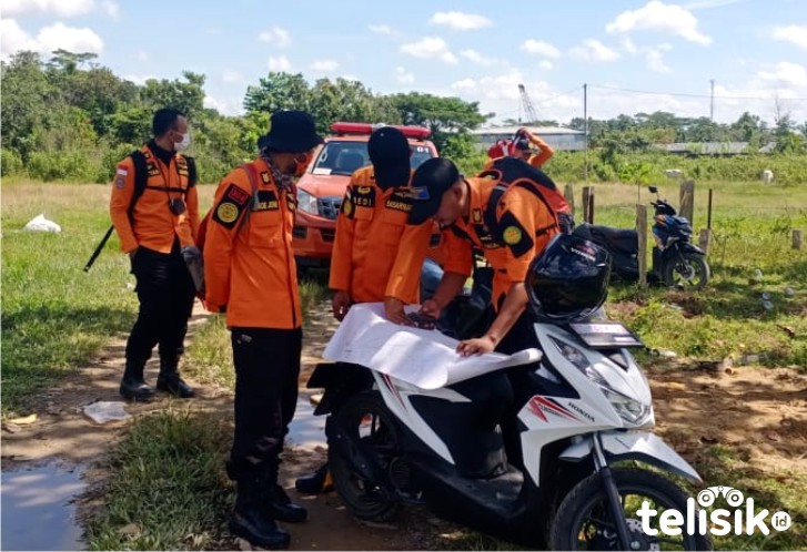 Proses pencarian Sadi, kakek berusia 100 tahun, oleh Bazarnas Kendari. Foto: Ist.