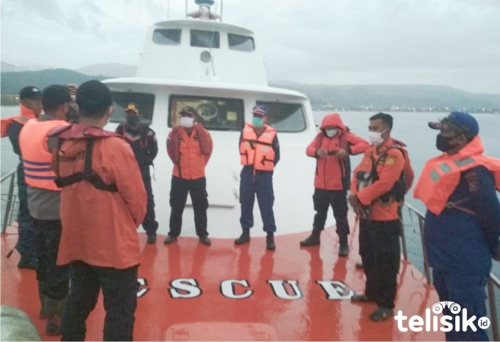 Proses pencarian empat orang pemancing yang hilang disapu ombak. Foto: Ist.