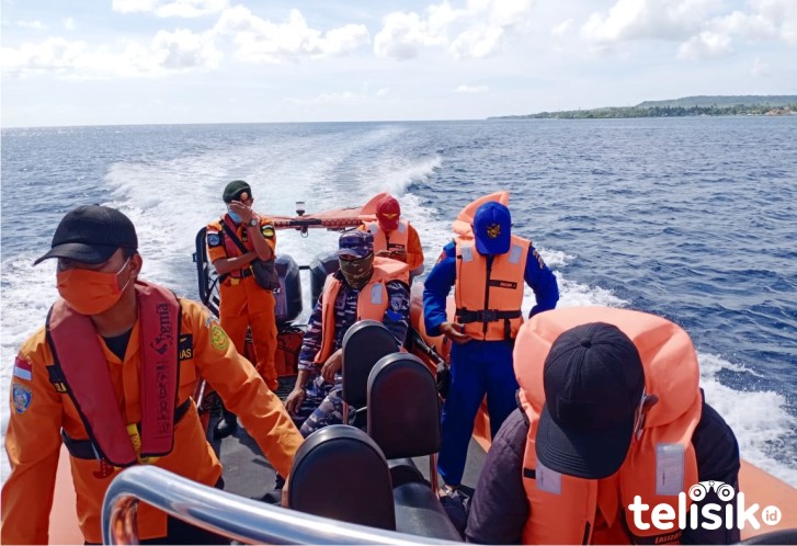 Proses pencarian empat POB kapal terbakar. Foto: Ist.