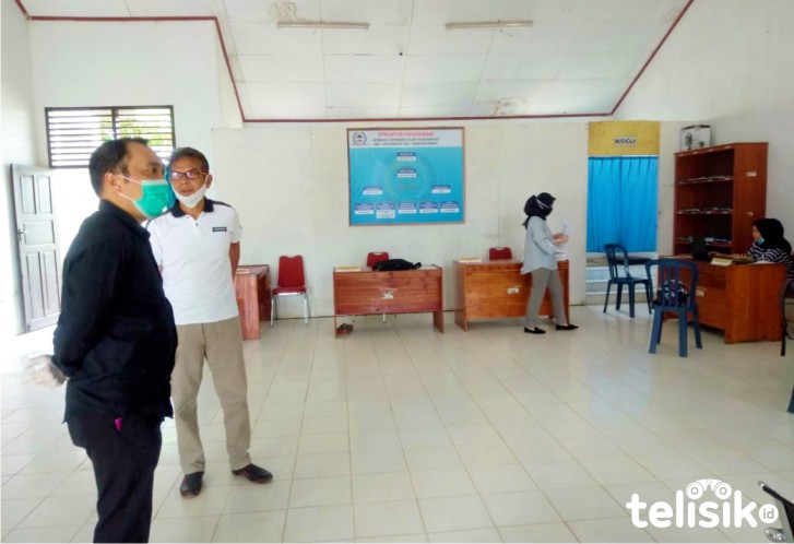 Ketua Komisi II DPRD Kota Kendari, Andi Sulolipu saat berada di Kantor Lurah Lahundape. Foto: Musdar/Telisik