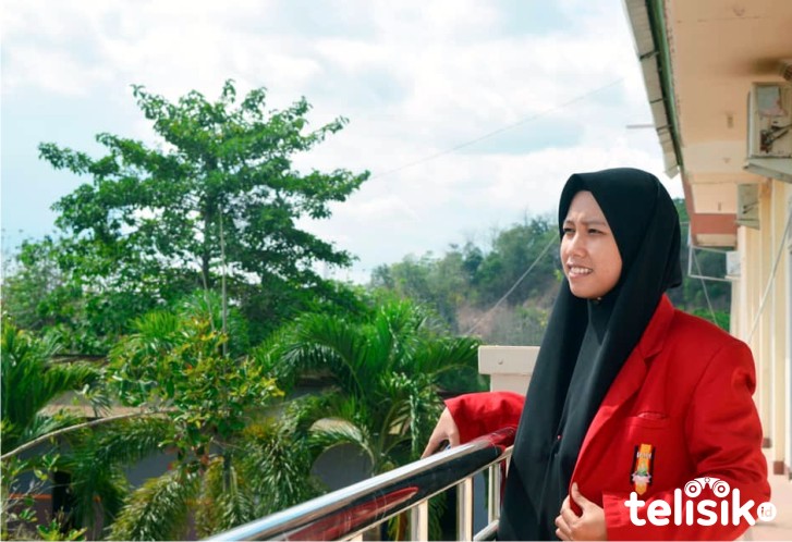 Leni Bahrin, SE, terapis anak autis di Lembaga Pendidikan Aksara. Foto: Ist.