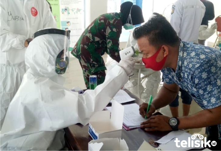 Para penggunan jasa Pelabuhan Kendari saat rapid tes oleh Tim Lanal Kendari. Foto: Dul/ Telisik