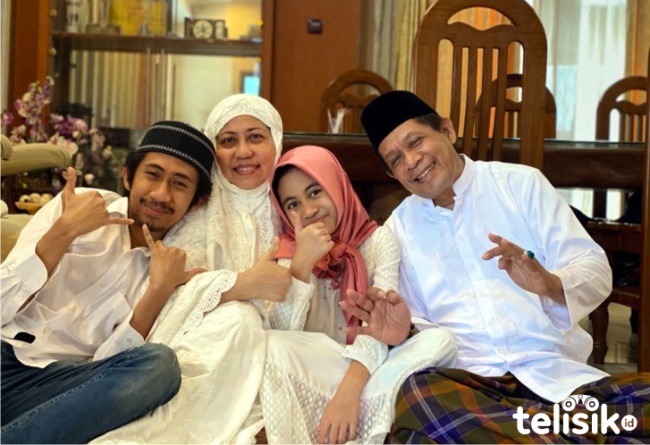 Anggota DPR RI Fraksi PDIP Dapil Sultra, Ir. Hugua, bersama istri dan anak. Foto: Ist.