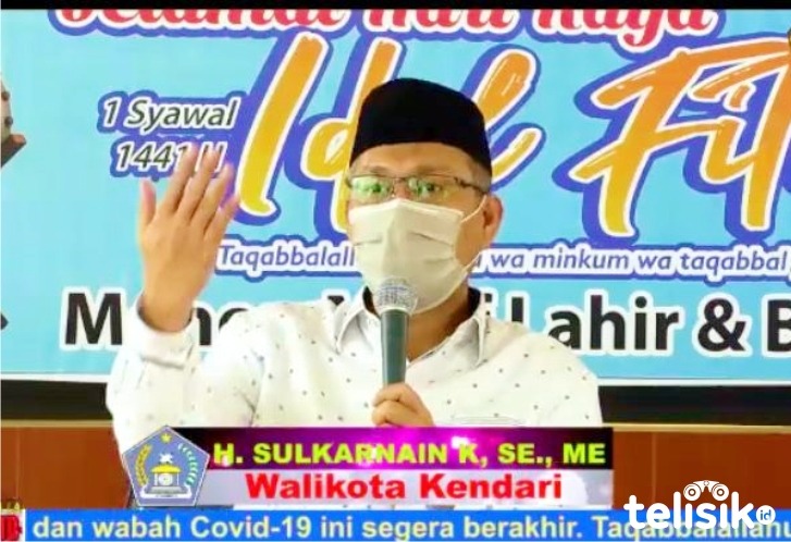 Wali Kota Kendari, Sulkarnain Kadir, saat berbincang bersama pasien COVID-19 melalui video conference. Foto: Musdar/Telisik