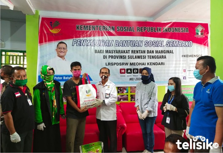 Proses penyaluran bantuan sosial sembako oleh LRSPDSRW Meohai Kendari. Foto: Ist.