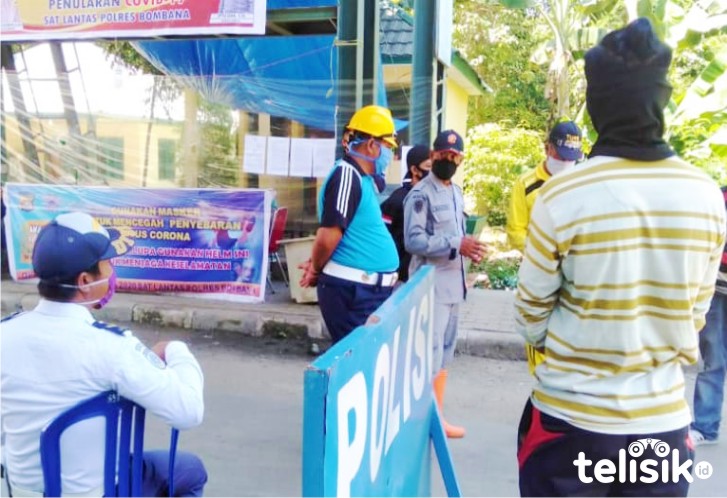 Pemeriksaan identitas warga yang hendak melintasi Gerbang PPA Rawa Aopa, Bombana. Foto: Hir/Telisik