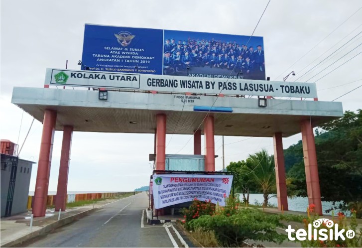 Gerbang wisata by pass Lasusua-Tobaku setelah diterapkannya aturan pemberhentian sementara biaya retribusi jasa oleh pemerintah daerah Kolaka Utara, tampak tidak ada aktivitas oleh pihak pengelola retribusi. Foto: Muh. Risal/Telisik