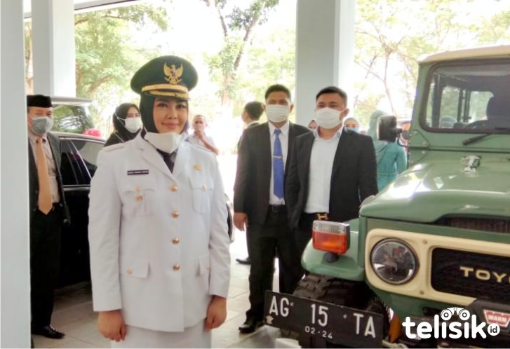 Wakil Wali Kota Kendari, Siska Karina Imran, saat tiba di Rujab Gubernur Sultra untuk melangsungkan pelantikam. Foto: Kardin