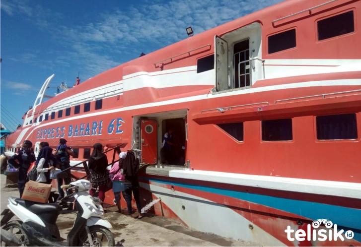 Para penumpang saat hendak menaiki kapal. Foto: Musdar/Telisik