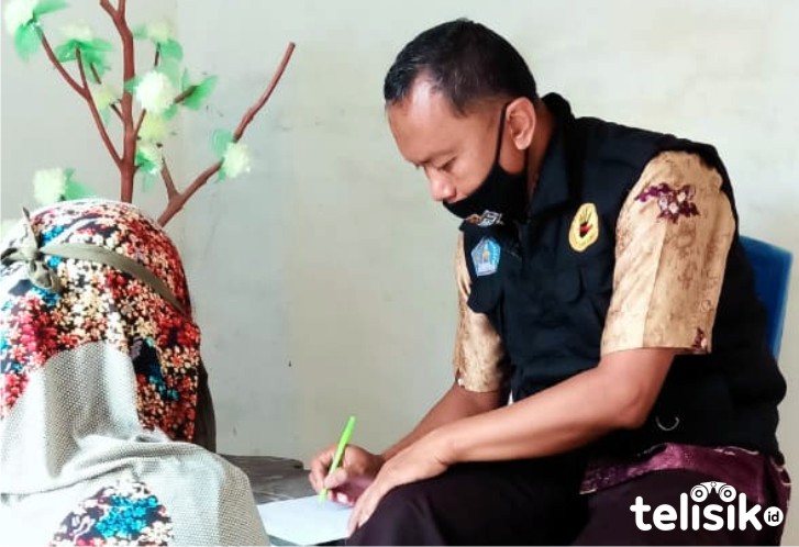 Tim Saber Pungli saat meminta keterangan kepada masyarakat korban PKH di Kantor Kelurahan Punggaloba. Foto: Musdar/Telisik