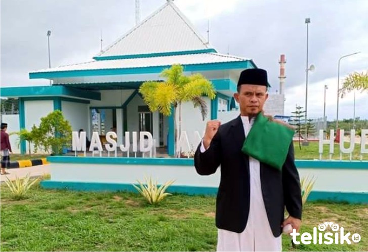 Muballigh Sultra, Ustadz Husein Harun Akuba usai mengisi khutbah Jumat di salah satu masjid. Foto: Ist.