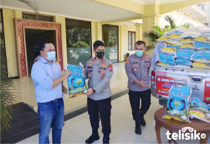Penerimaan bantuan 30 ton beras di Polda Sultra. Foto: Ist.